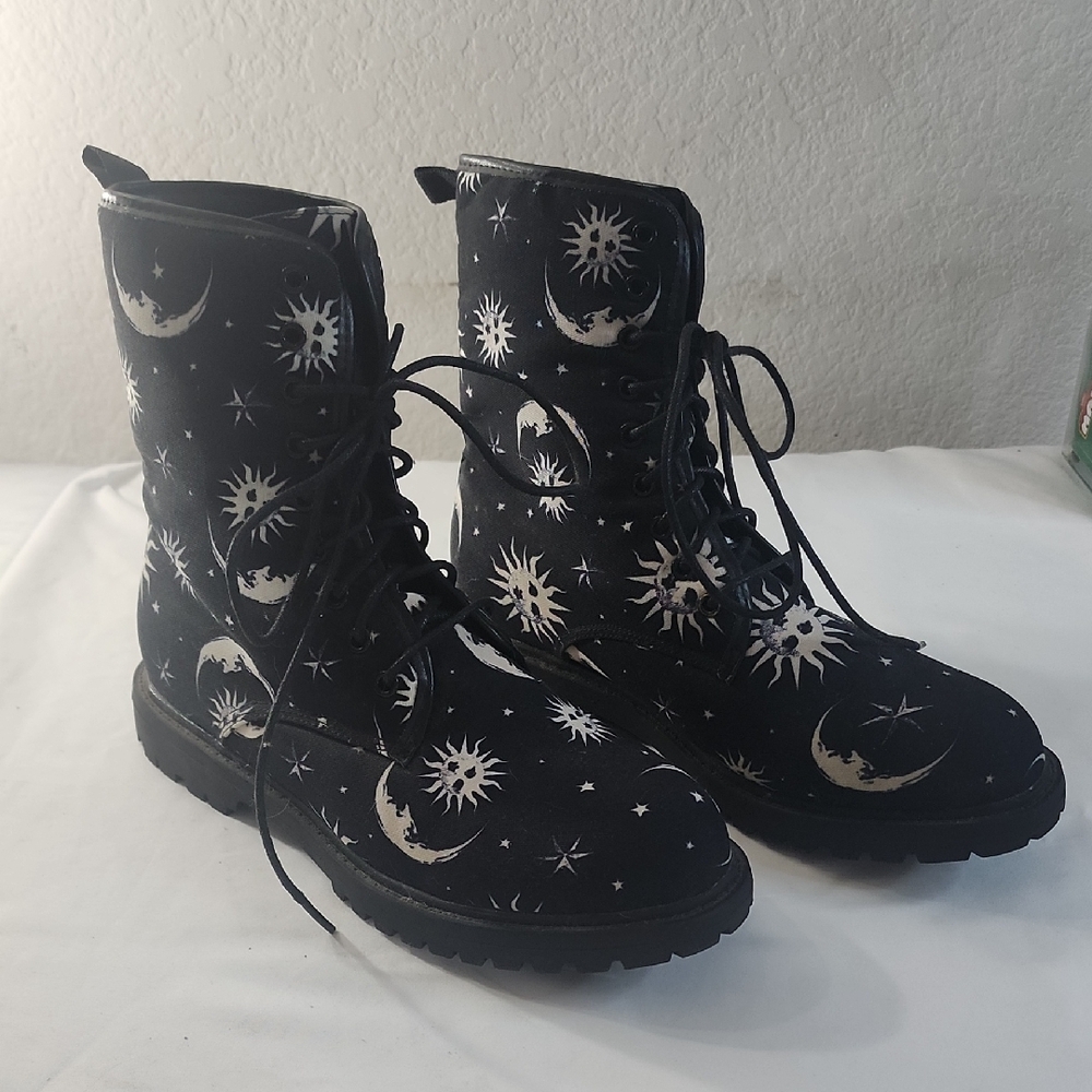Hot Topic Black Moon and Stars Combat Boots Size 8W